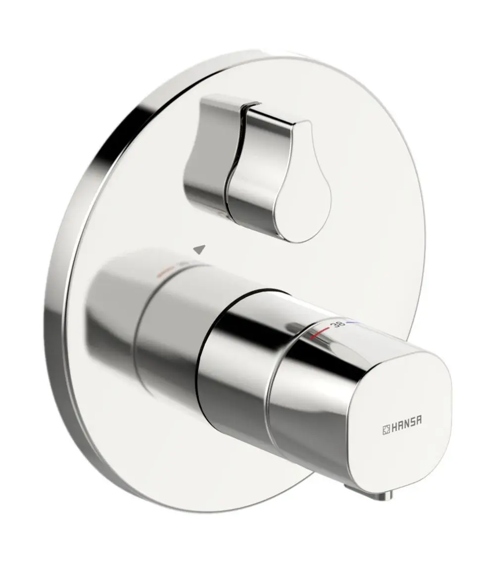 Wandmontierte Brausebatterie mit runder Rosette in Chrom. Bedienungselemente zur Temperaturregulierung und Wasserzufuhr. Marke: HANSA.